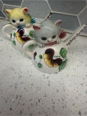 Vintage 1950 Napco Cat on Tea Pot Salt & Pepper Shakers. MCM. Rare. Bring Offers